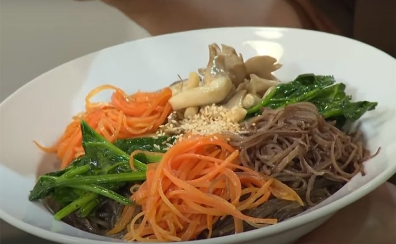 Trộn miến cùng rau củ