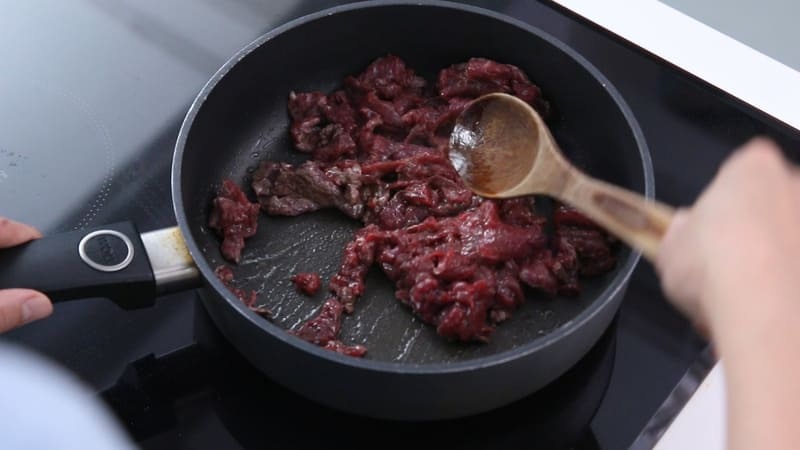 Tiến hành xào sơ thịt bò