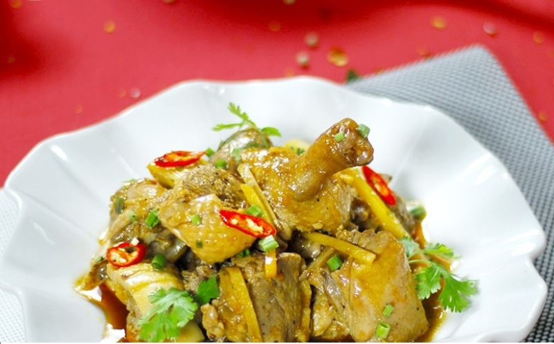 Vịt kho mềm, kèm rau củ đậm đà