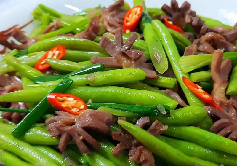 Đậu xanh giòn, lòng gà xào thấm vị