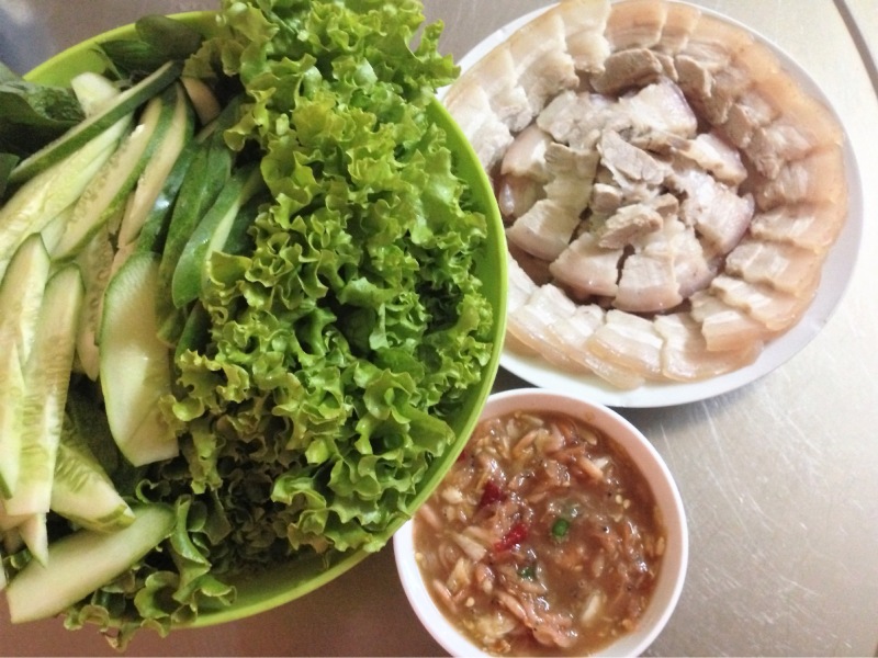 Thịt luộc kèm rau sống, chấm mắm ngon