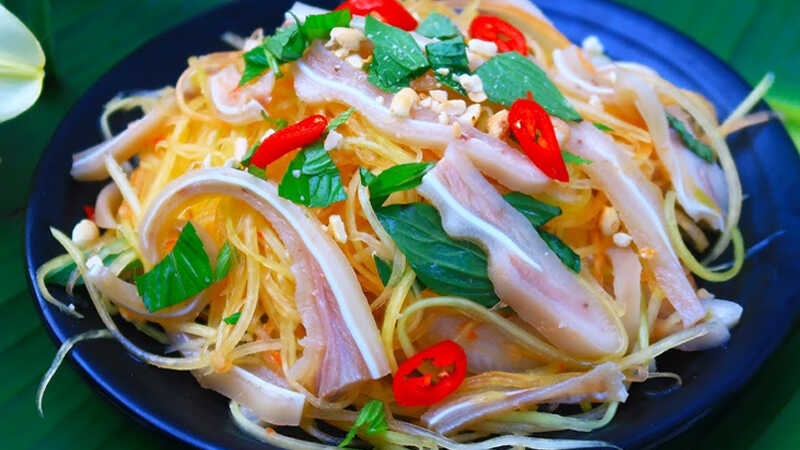 Nộm đu đủ tai heo: Nộm giòn, tai heo sần sật, vị chua cay