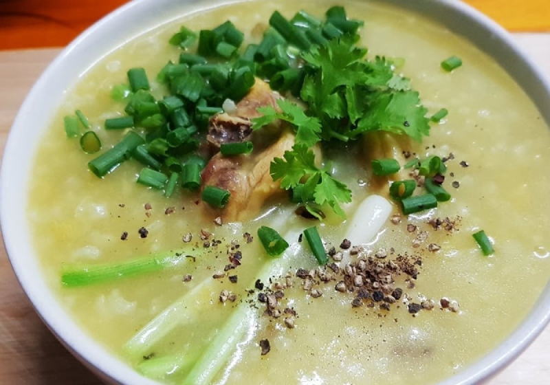 Cháo đậu xanh thịt gà: Cháo nhuyễn, gà xé, đậu xanh bùi