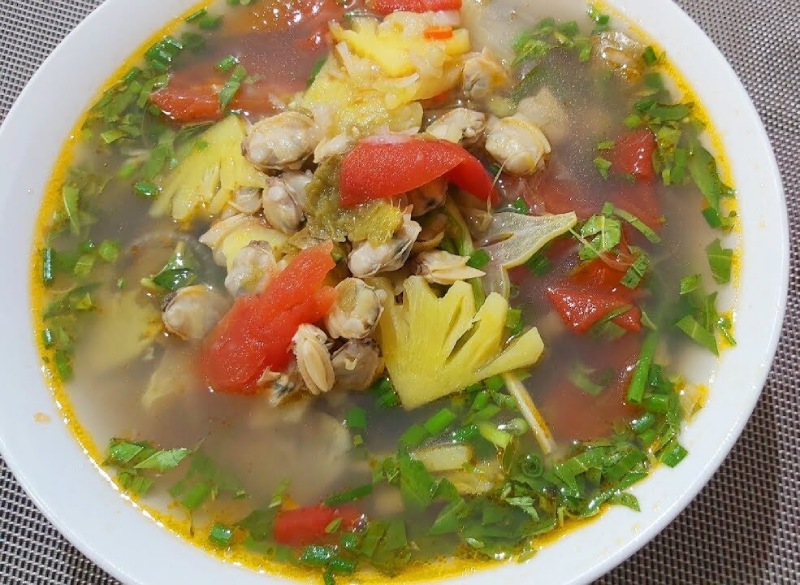 Canh ngao thanh mát, điểm cà chua, rau răm
