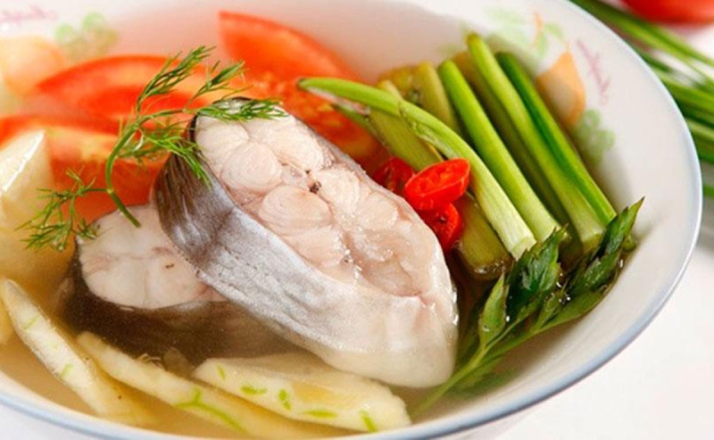 Cá nấu chua đậm vị, nước trong, thơm rau ngổ