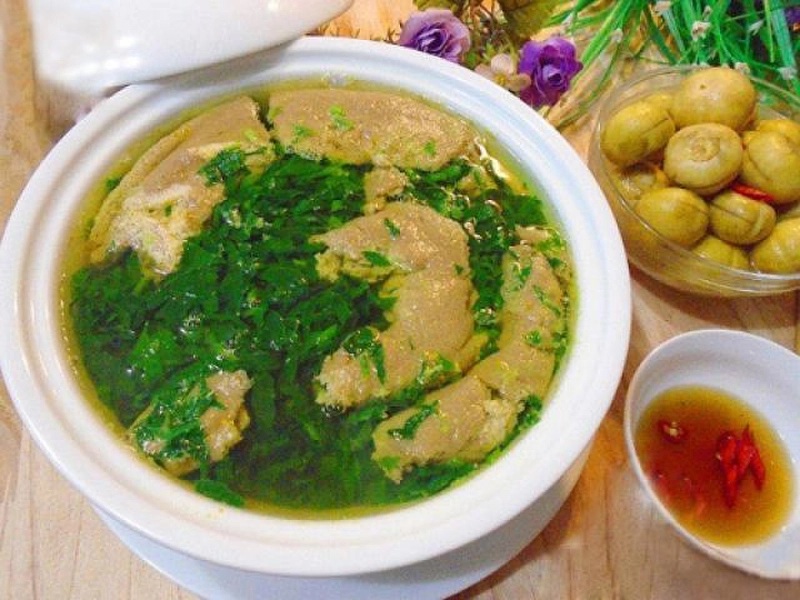 Riêu cua sánh, rau tươi, cà pháo giòn