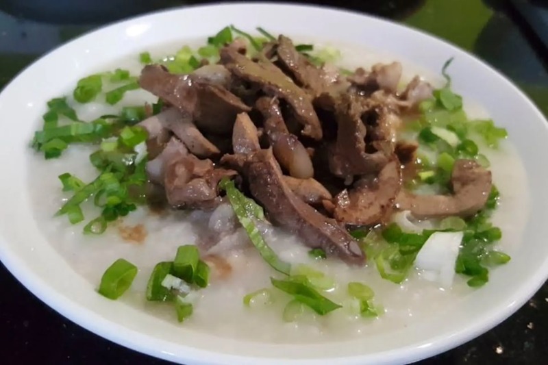 Tô cháo tim heo thơm ngon, rắc hành lá