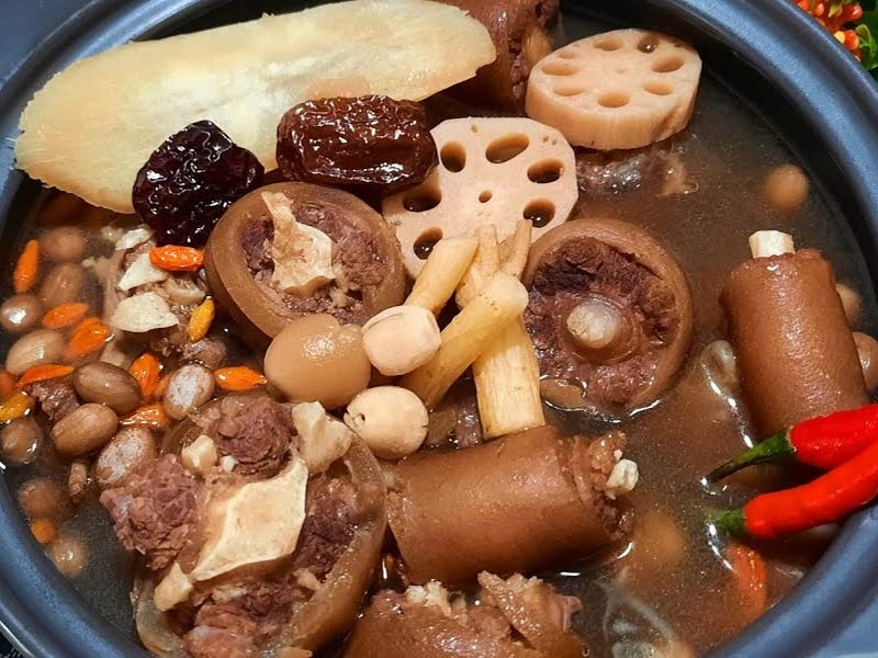 Đuôi bò mềm nhừ quyện cùng các vị thuốc bắc và thảo mộc