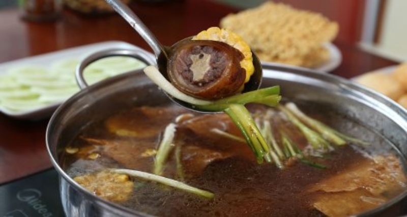 Đuôi bò sau khi hầm mềm được vớt ra ăn cùng nước dùng đậm đà