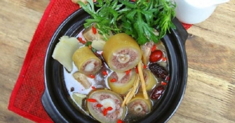 Đuôi bò hầm với thuốc bắc, thảo quả, kỷ tử trong nồi đất thơm ngon