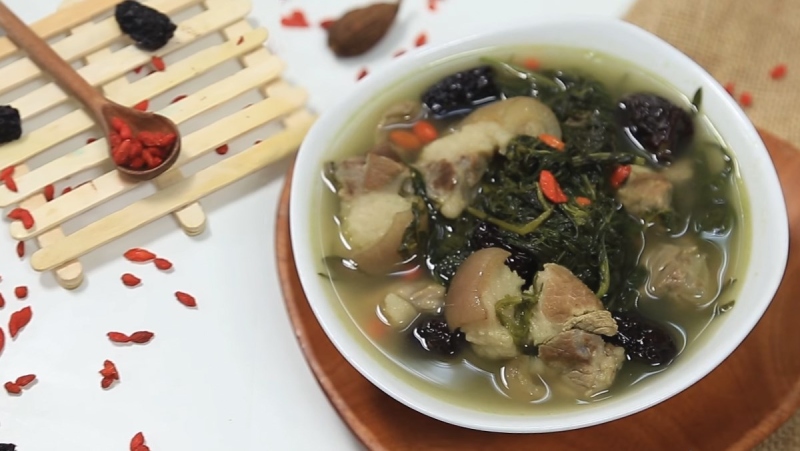 Đuôi bò hầm với rau ngải cứu và các loại thuốc bắc bổ dưỡng
