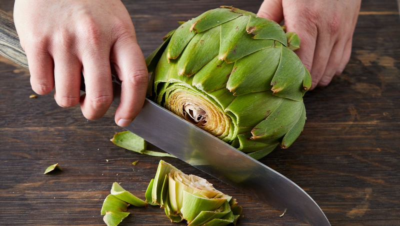 Bổ đôi phần hoa atiso