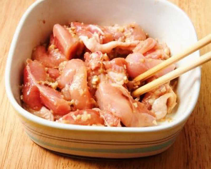 Thịt gà sau khi sơ chế sạch đem đi ướp với gia vị