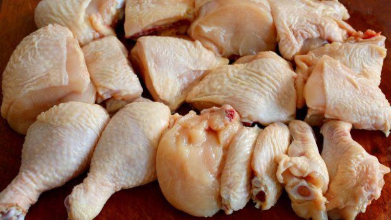 sơ chế và chặt nhỏ gà