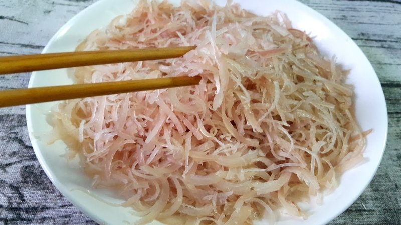 luộc bì heo và cắt sợi nhỏ