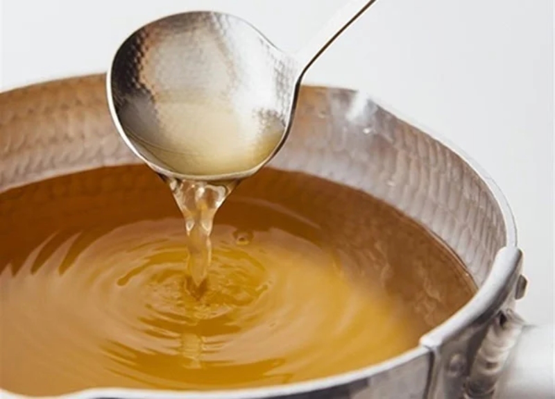 nấu nước dùng từ nước gà và gelatin
