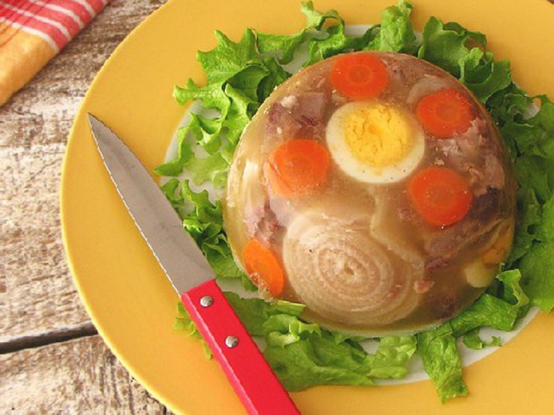 thành phẩm món gà nấu đông từ gelatin kết hợp với trứng béo thơm