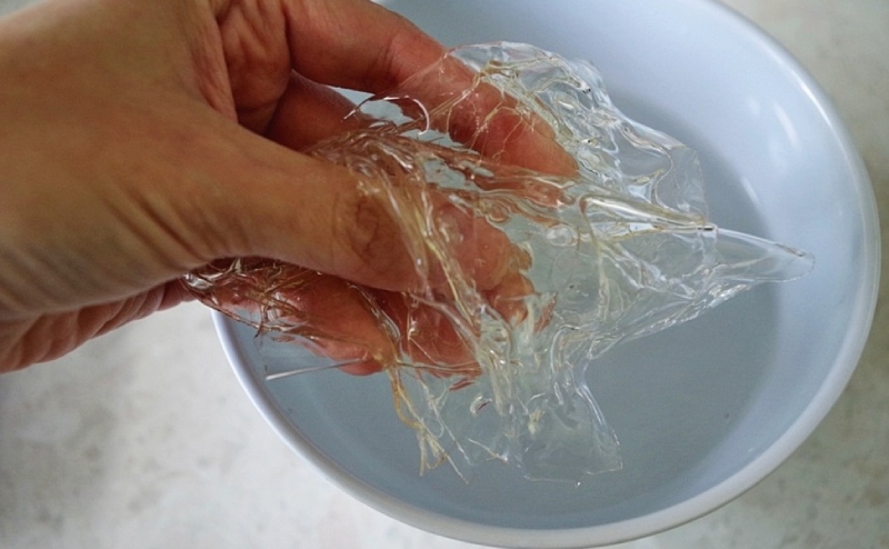 ngâm gelatin chuẩn bị làm gà nấu đông