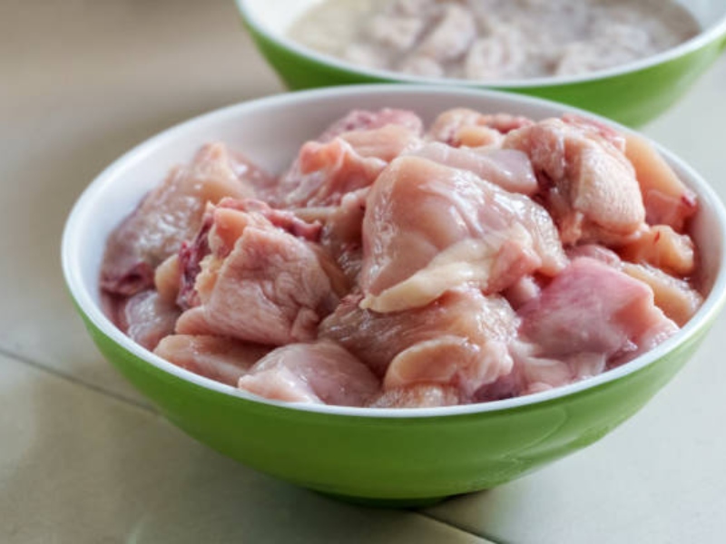 sơ chế và ướp thịt gà