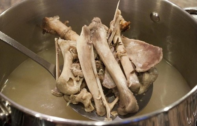 hầm xương gà lấy nước dùng