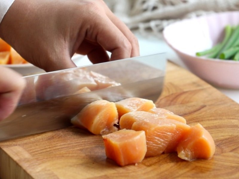 Rửa sạch gà và cắt miếng vừa ăn