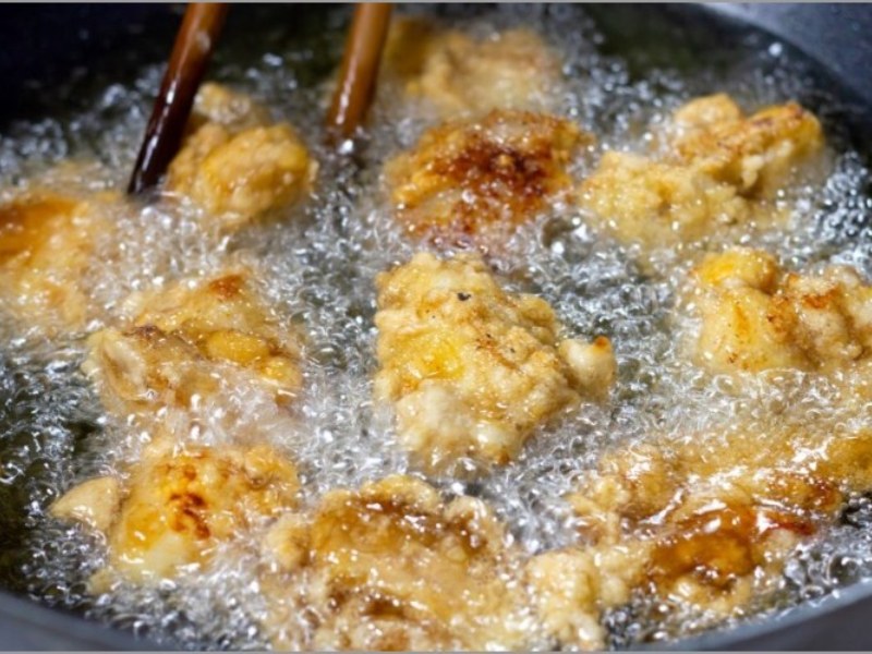 Chiên ngập dầu gà đến khi vàng giòn