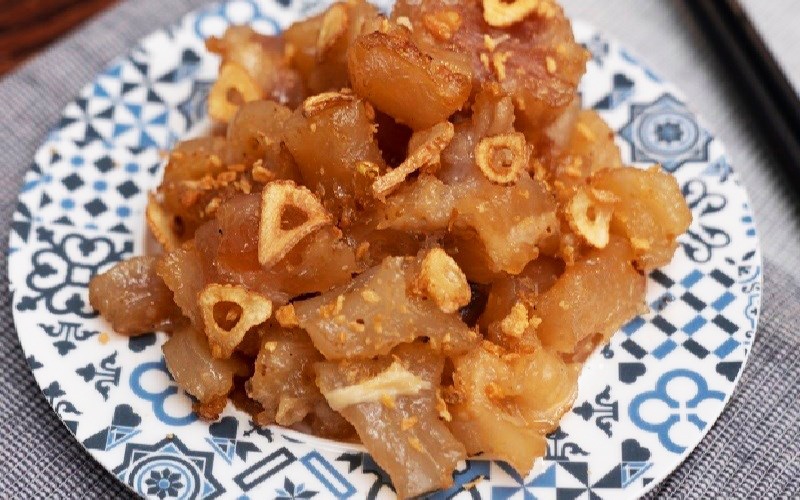 Thành phẩm món gân bò cháy tỏi ngũ vị hương