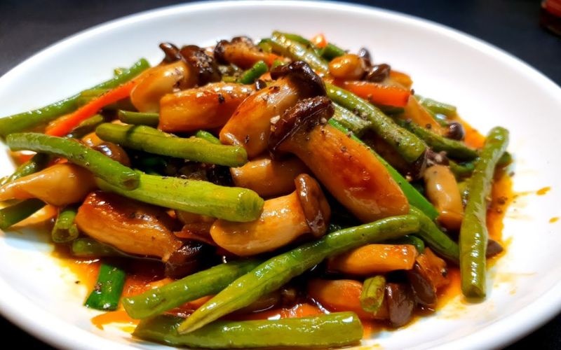 Món nấm ngọc châm xào rau củ