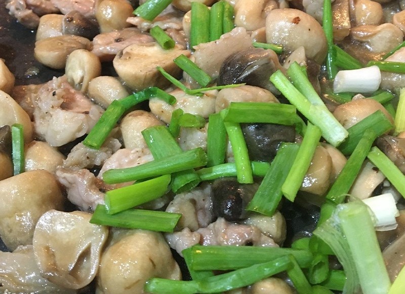Xào thịt và nấm rơm