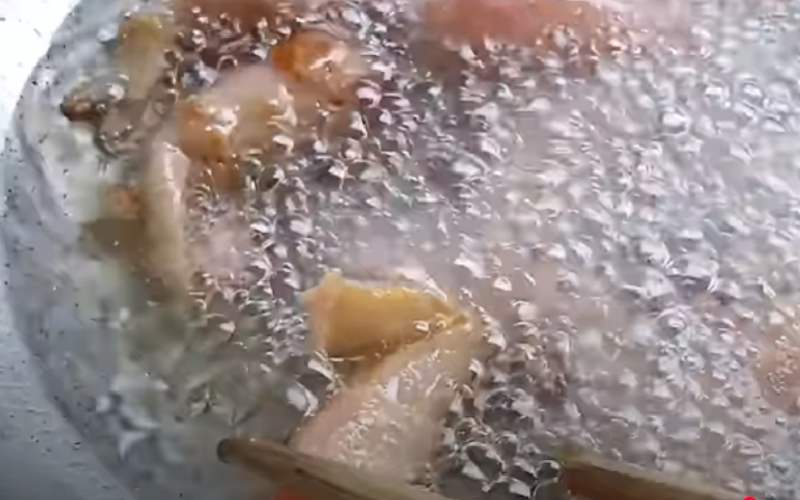 Chiên tôm chay trong nồi dầu nóng