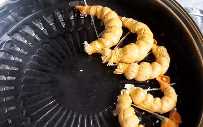Tiến hành công đoạn hấp tôm