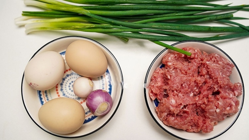 Nguyên liệu gồm trứng, hành, thịt băm