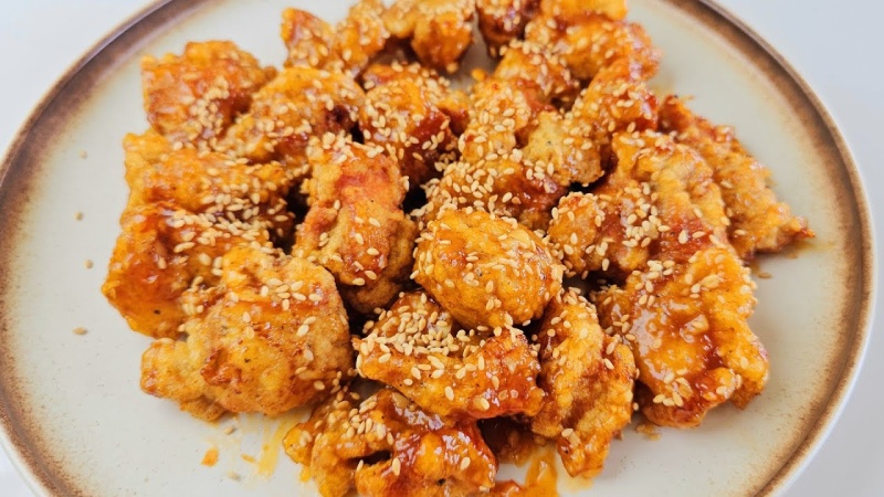 Đĩa gà chiên trộn với sốt nước mắm