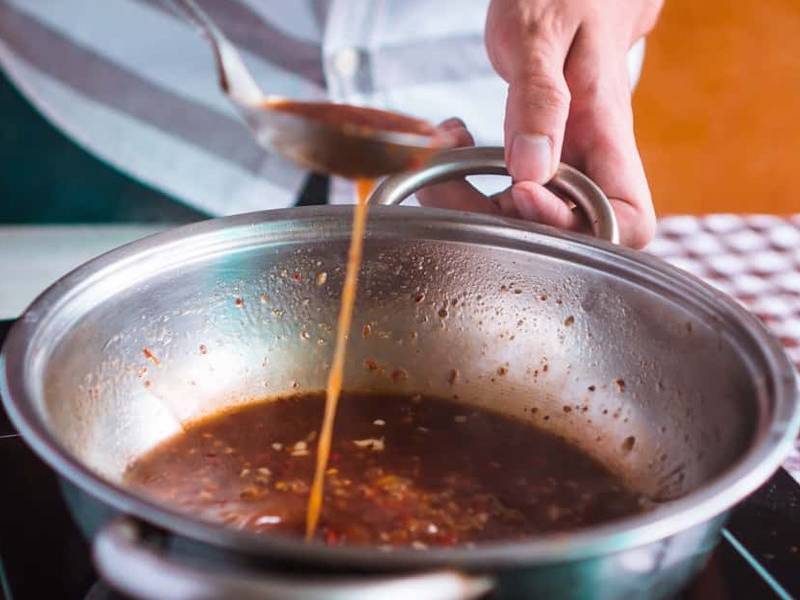 Tiến hành công đoạn làm móng heo chiên nước mắm