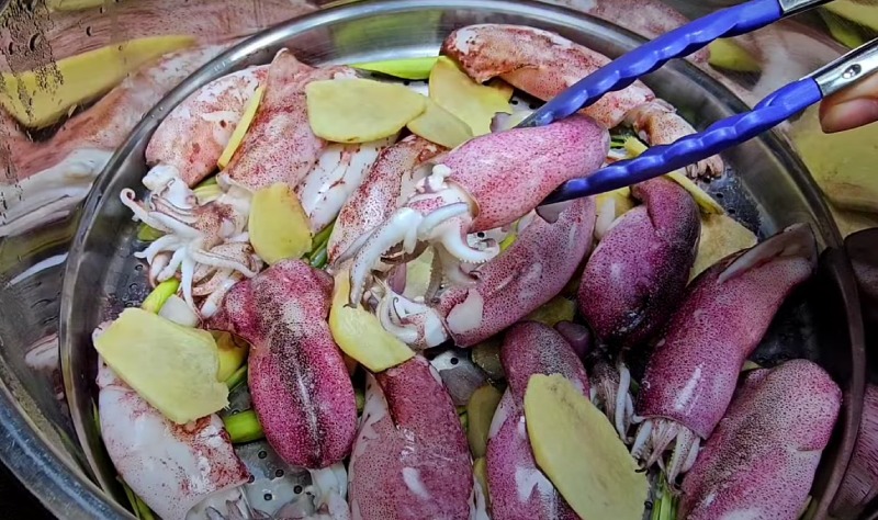 Mâm mực hấp cuốn rau muống cực ngon