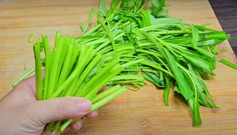 Cắt rau muống