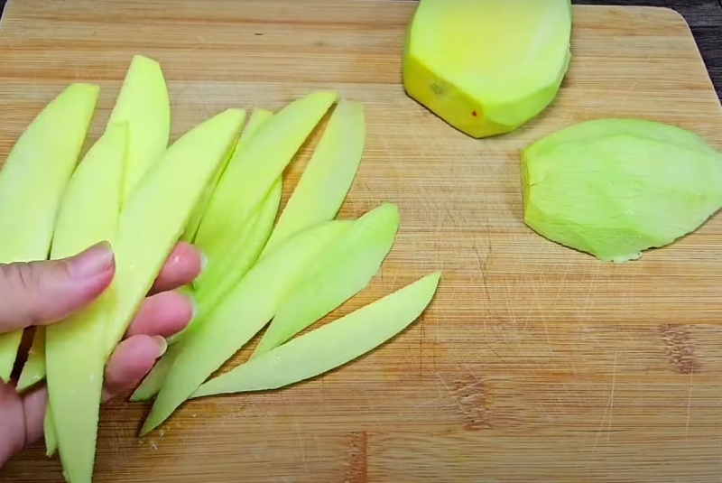 Thái xoài miếng vừa ăn
