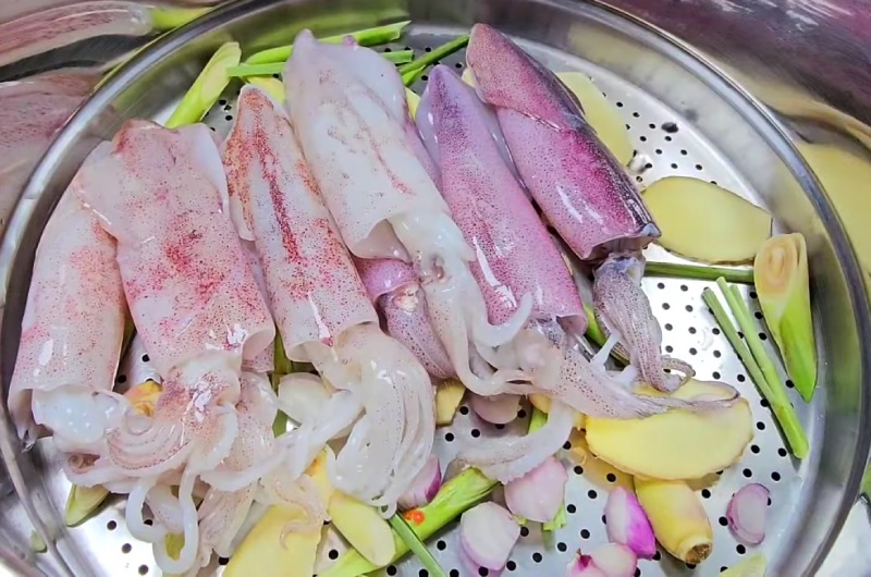Hấp mực trong xửng hấp