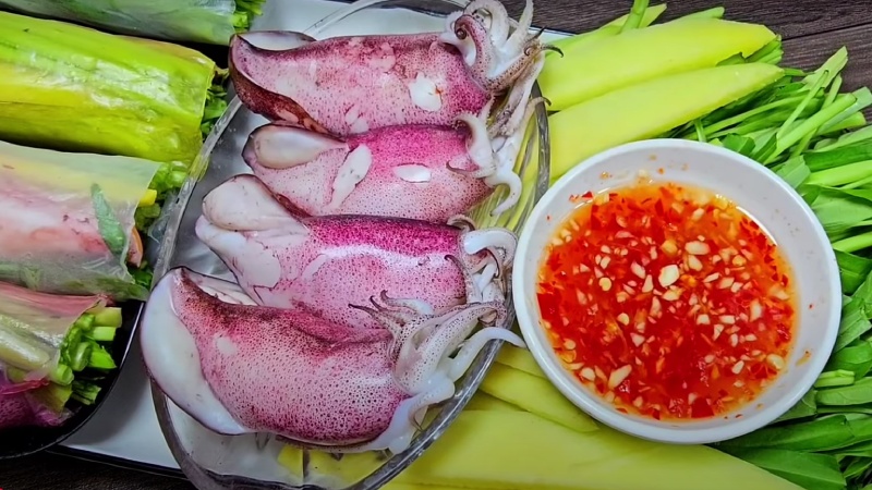 Mâm mực hấp cuốn rau muống cực ngon