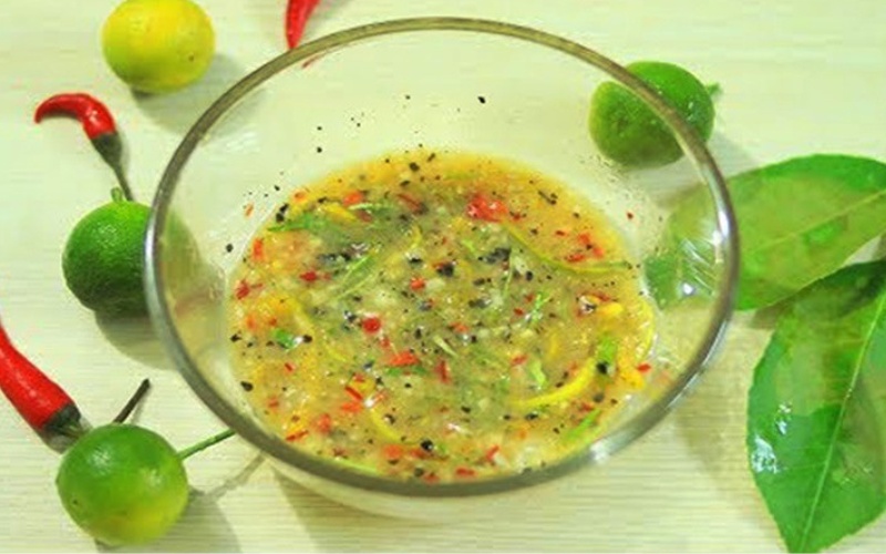 Muối chấm chân gà sả tắc với bột canh hảo hảo và ớt