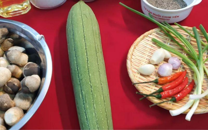Chuẩn bị nguyên liệu làm mướp xào nấm rơm