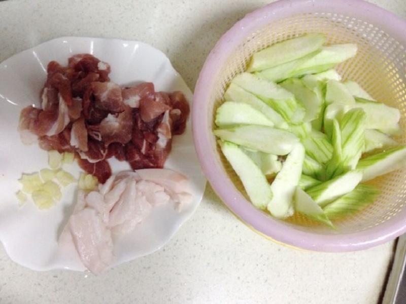 Nguyên liệu làm mướp xào thịt heo