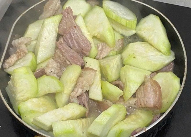 Thịt heo xào với mướp