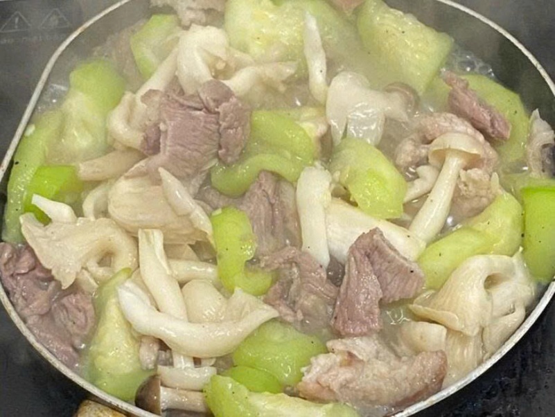 Món thịt heo xào mướp kèm nấm
