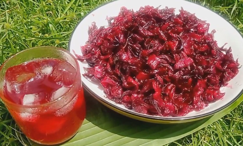 Mứt atiso đỏ và nước uống thành phẩm màu đỏ đẹp