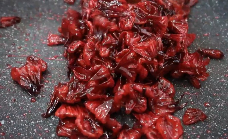 Cánh atiso đỏ đang sên đường tạo màu bóng đẹp