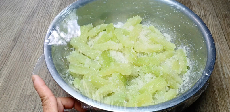 Trộn bí đao đã luộc với đường