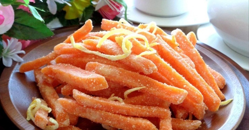 Món mứt bí dẻo ngon, màu cam đẹp mắt