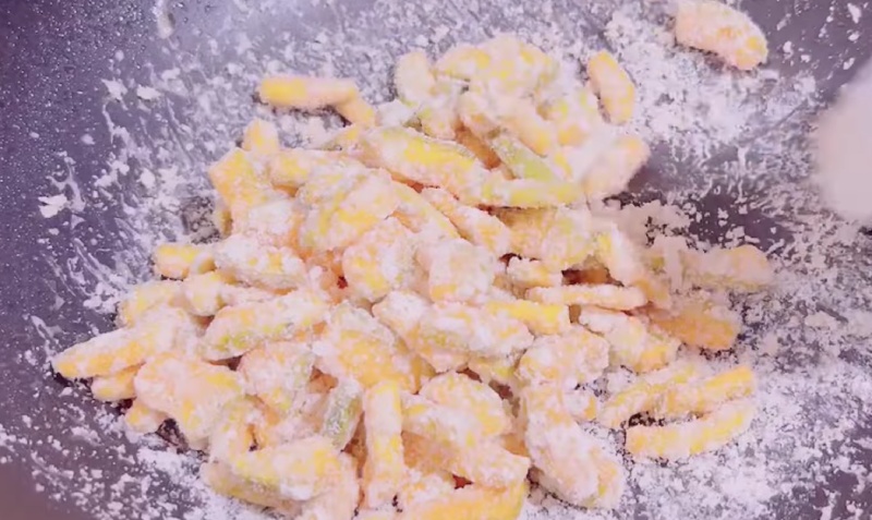 Sên mứt bí đỏ đến khi đường kết tinh sang màu trắng