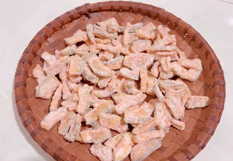 Trải mứt ra mẹt và phơi khô